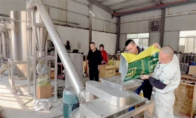 Clientes taiwaneses visitaram a fábrica para operação experimental